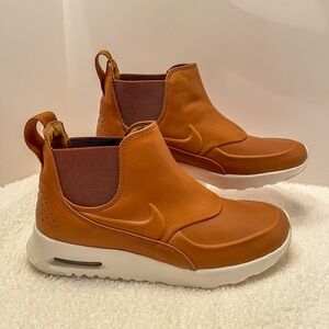 NWOB Nike Air Max Thea Mid Ankle Boot Ale Brown Cognac Women’s Size 7.5 Leather